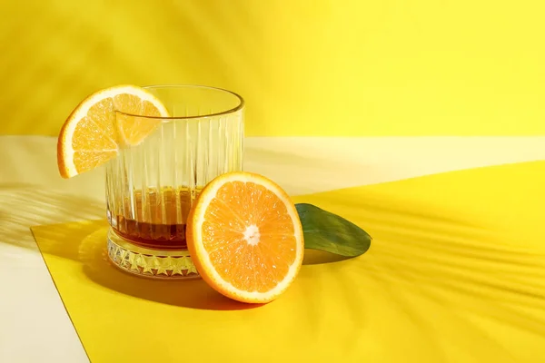 Glass Rum Orange Slice Yellow Background — Stock Photo, Image