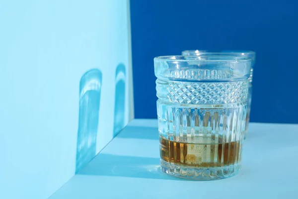 Bicchieri Rum Con Cubetti Ghiaccio Sfondo Blu — Foto Stock