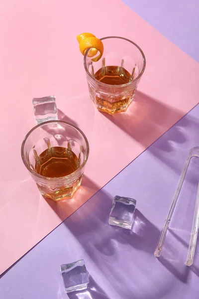 Bicchieri Con Rum Cubetti Ghiaccio Pinze Bucce Arancia Sfondo Colorato — Foto Stock