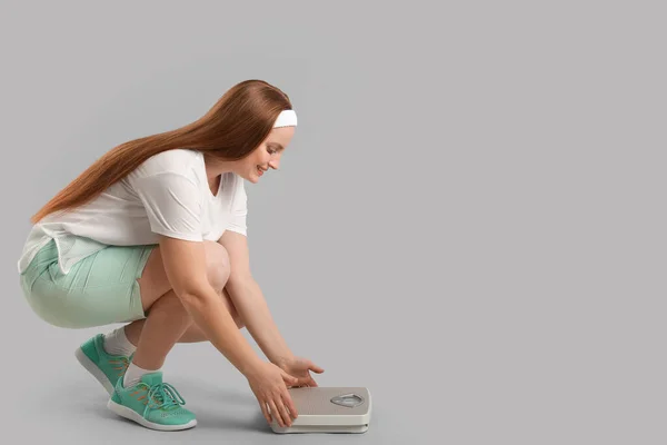 Junge Übergewichtige Frau Mit Schuppen Auf Grauem Hintergrund — Stockfoto