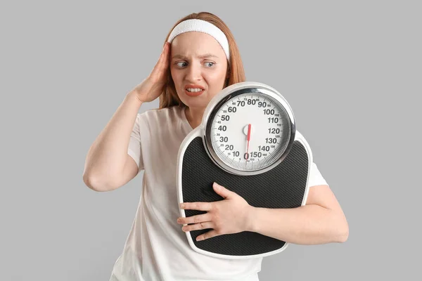 Worried Young Overweight Woman Scales Grey Background — Stock Photo, Image