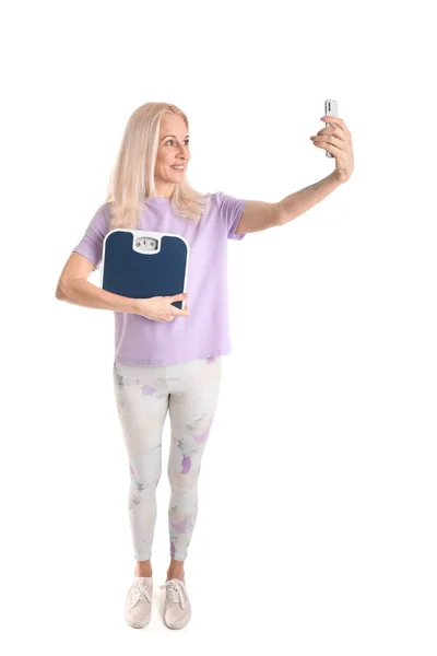 Ώριμη Γυναίκα Κλίμακες Και Κινητό Τηλέφωνο Λήψη Selfie Λευκό Φόντο — Φωτογραφία Αρχείου