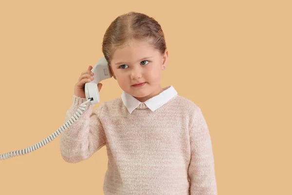 Zabawna Mała Bizneswoman Rozmawiająca Przez Telefon Beżowym Tle — Zdjęcie stockowe