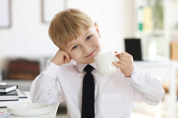 Vicces Kis Üzletember Egy Csésze Kávéval Irodában — Stock Fotó