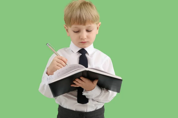 Engraçado Pequeno Empresário Escrevendo Notebook Sobre Fundo Verde — Fotografia de Stock