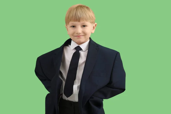 Vtipný Malý Podnikatel Velké Bundě Zeleném Pozadí — Stock fotografie