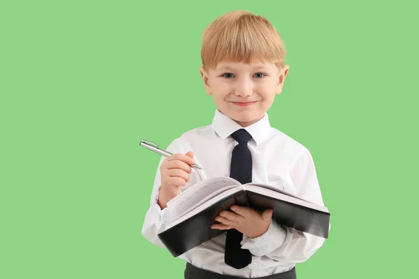 Engraçado Pequeno Empresário Escrevendo Notebook Sobre Fundo Verde — Fotografia de Stock