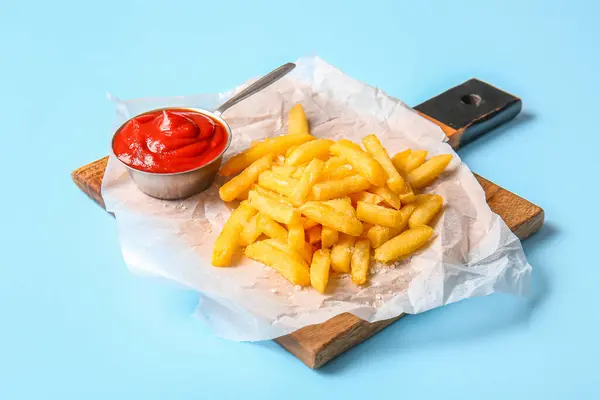 Träskiva Med Välsmakande Pommes Frites Och Ketchup Färg Bakgrund — Stockfoto