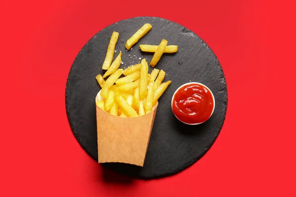 红底法式薯条和番茄酱纸盒板 — 图库照片