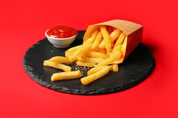 红底法式薯条和番茄酱纸盒板 — 图库照片