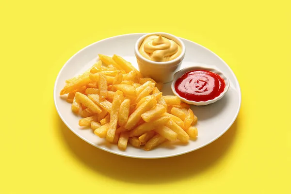 配上美味的法式薯条和黄底酱汁 — 图库照片