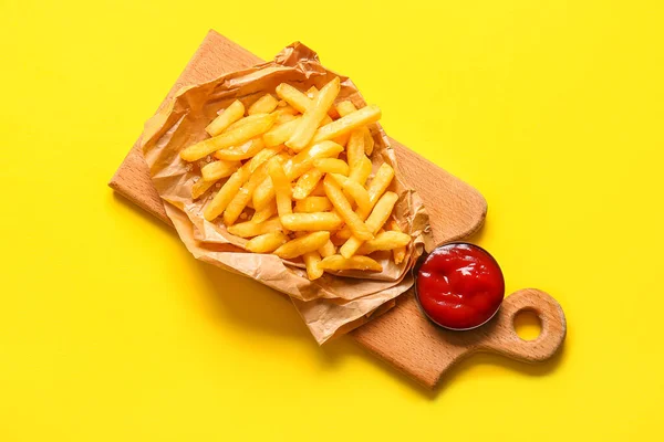 Träskiva Med Läckra Pommes Frites Och Ketchup Gul Bakgrund — Stockfoto
