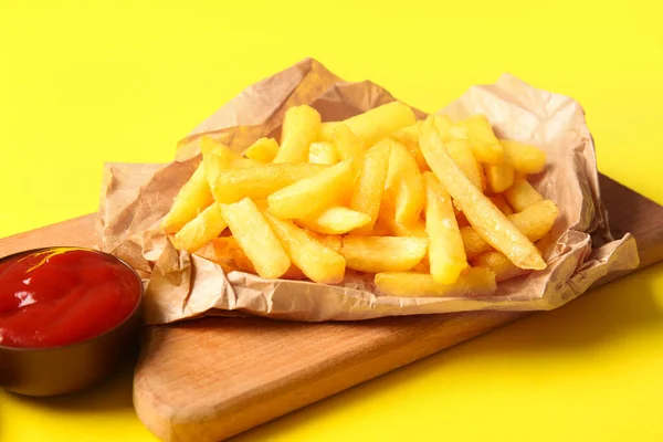 Wooden Board Tasty French Fries Ketchup Yellow Background Closeup — Stock Photo, Image