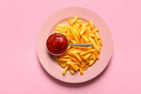 Platt Välsmakande Pommes Frites Och Ketchup Rosa Bakgrund — Stockfoto