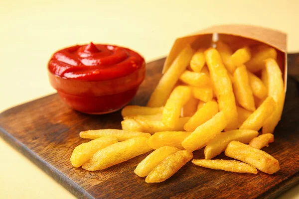 Holzpappe Mit Pappschachtel Mit Leckeren Pommes Und Ketchup Auf Farbigem — Stockfoto