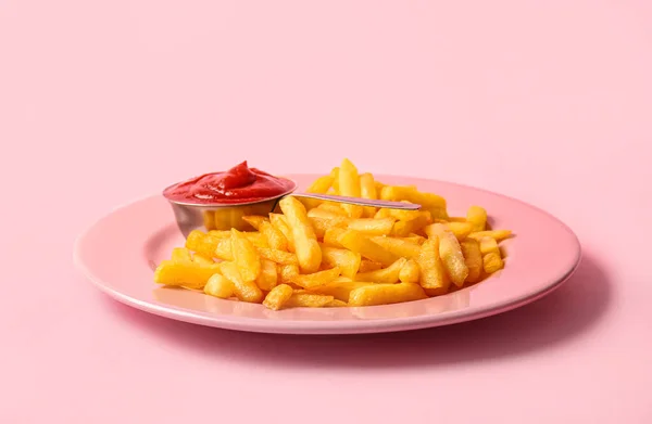 粉红背景的法式薯条和番茄酱 — 图库照片