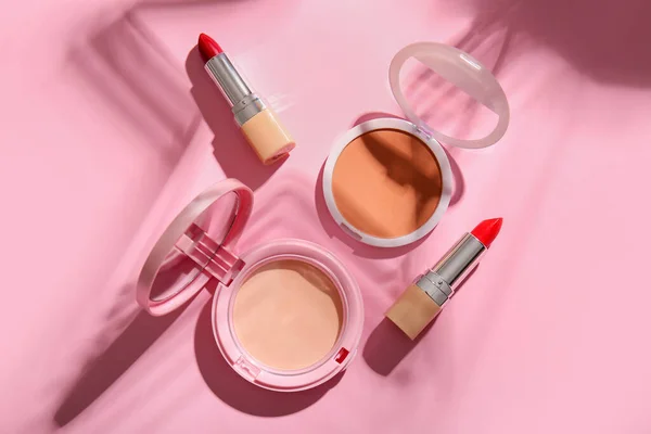 Maquillaje Polvo Corrector Lápiz Labial Sobre Fondo Rosa — Foto de Stock