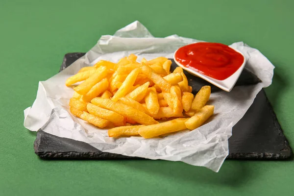 Skida Ombord Läckra Pommes Frites Och Ketchup Grön Bakgrund — Stockfoto
