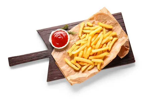 Placa Madeira Com Saborosas Batatas Fritas Tigela Ketchup Isolado Fundo — Fotografia de Stock
