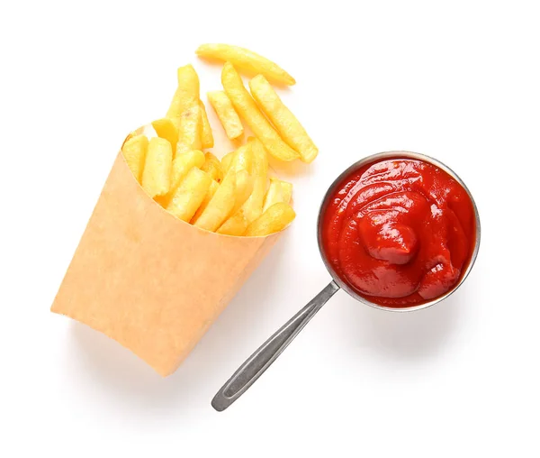 内附美味的薯条和番茄酱 背景为白色 — 图库照片