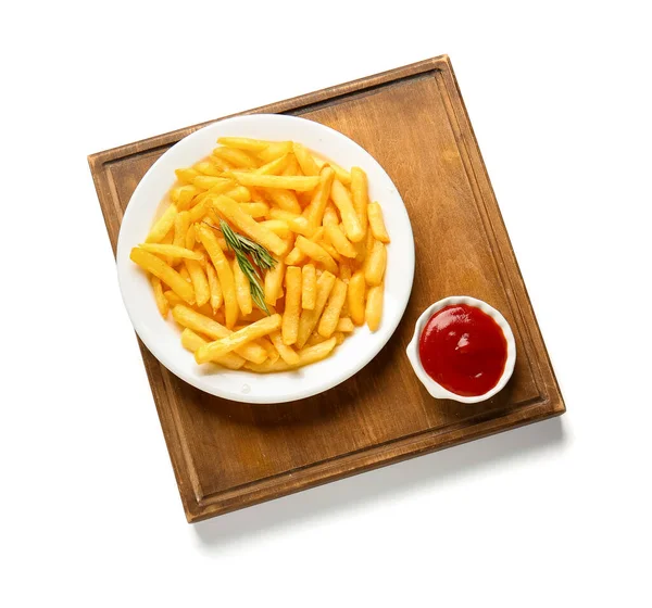 木板上有一盘美味的薯条和白色背景的番茄酱 — 图库照片
