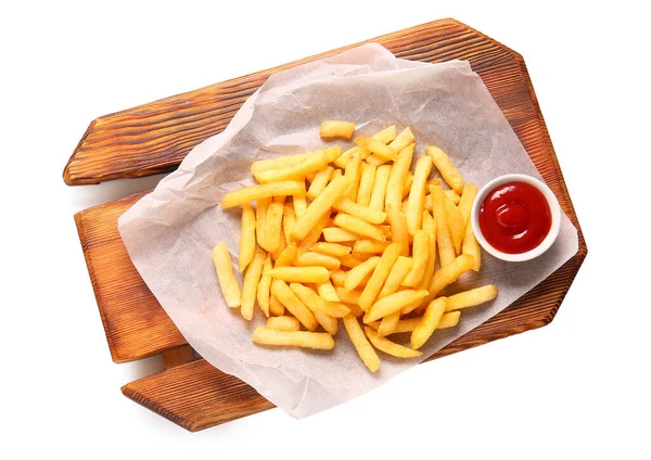 木制木板 上有美味的薯条和番茄酱 背景为白色 — 图库照片