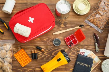 Ahşap arka planda acil durum çantası gereksinimleri