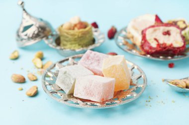 Mavi arka planda lezzetli Türk Lokumu tabağı