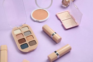 Ruj sürmüş göz farı ve leylak kaplamalı pudra.