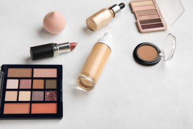 Beyaz arka planda süngerli dekoratif kozmetik ürünleri, yakın plan