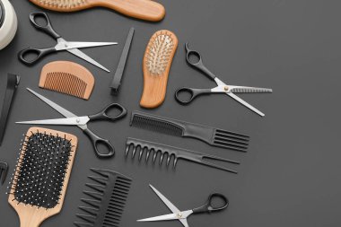 Siyah arka planda kuaför aksesuarları ile kompozisyon
