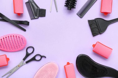 Leylak arkaplanındaki kuaför aksesuarlarından yapılmış çerçeve