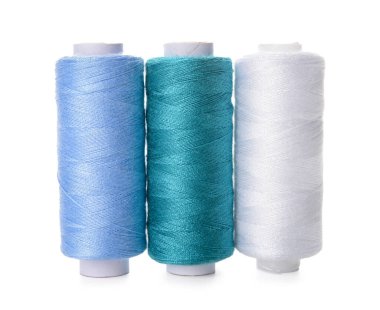 Beyaz arka plan üzerinde izole dikiş ipliği