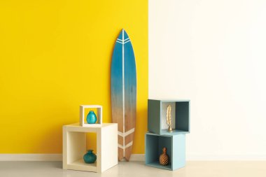 Renkli duvarın yanında rafları olan sörf tahtası.