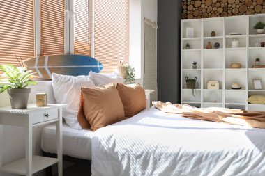 Masalı ve raflı aydınlık yatak odasının içi.