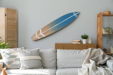 Oturma odasındaki ışık duvarında asılı sörf tahtası