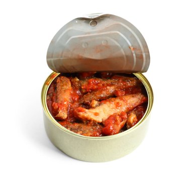 Beyaz arka planda izole edilmiş domates soslu balık konservesi.