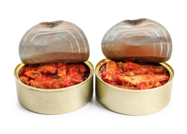 Beyaz arka planda izole edilmiş domates soslu balık konserveleri.