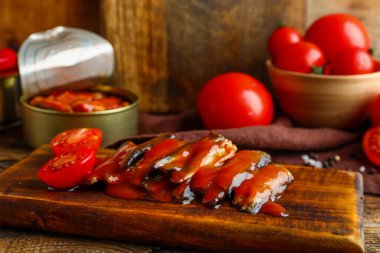 Tahta masada domates soslu konserve balık.