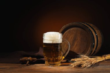 Ahşap fıçı ve bir kupa soğuk bira.