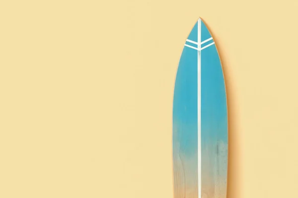 Bej Duvarın Yanında Tahta Sörf Tahtası Yakın Plan — Stok fotoğraf