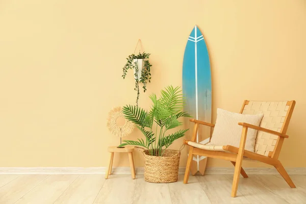 设有冲浪板 扶手椅及室内植物的客厅内 — 图库照片