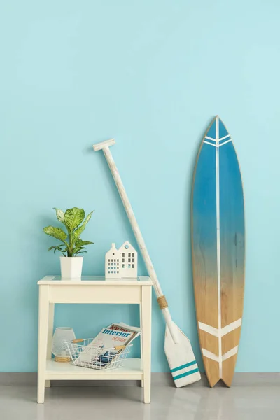 有冲浪板 船桨和桌子的房间的内部 — 图库照片