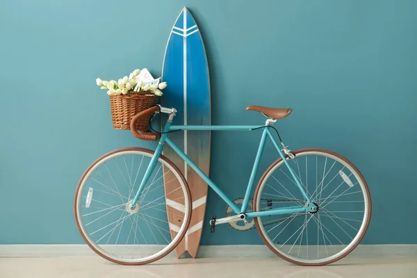 Велосипед Цветами Доска Серфинга Возле Голубой Стены Номере — стоковое фото