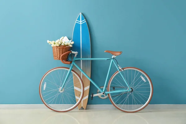 Bicicleta Con Flores Tabla Surf Cerca Pared Azul Habitación — Foto de Stock