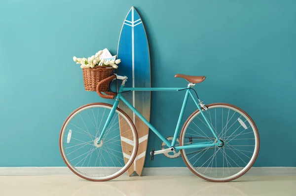 Bicicleta Con Flores Tabla Surf Cerca Pared Azul Habitación — Foto de Stock