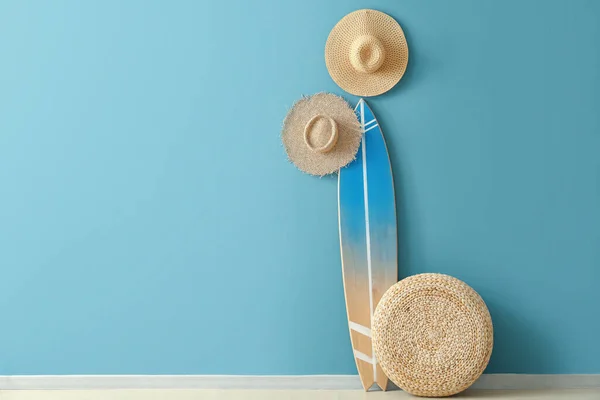 Sombreros Paja Con Tabla Surf Puf Cerca Pared Azul Habitación — Foto de Stock