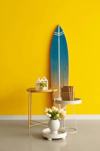 Tables Avec Fleurs Livres Planche Surf Près Mur Couleur Dans — Photo