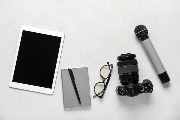 带笔记本电脑 照相相机和白色背景话筒的平板电脑 — 图库照片