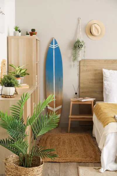 サーフボード 観葉植物や棚ユニットと光の寝室のインテリア — ストック写真